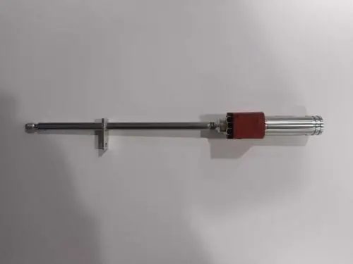 Remeha Düsenschaft mit Heizung, metallisch, mit einem länglichen, geraden Rohr und einem rot markierten Anschluss, auf einem weißen Hintergrund.